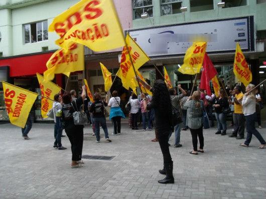 Professores estaduais entram em greve nesta terça-feira