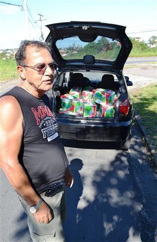 Com o porta-malas aberto e cheio de papel higiênico, vendedor incrementa sua renda familiar