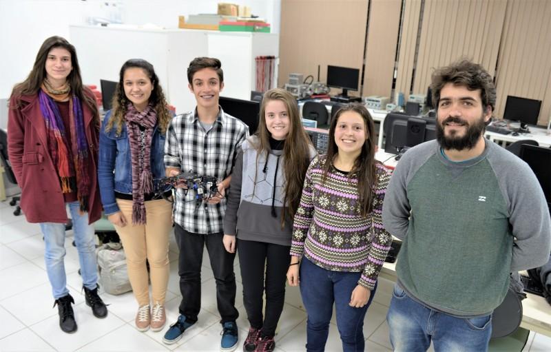 Estudantes buscam apoio para participar de competição de robótica no Japão