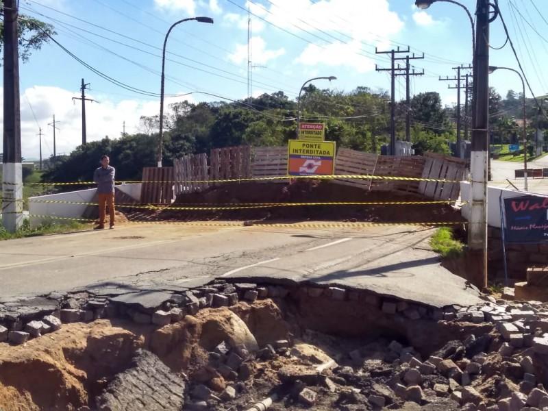 Em Jaguaruna, a principal via da cidade está fechada e estrada alternativa com problemas