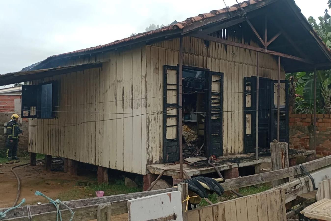 Residência é parcialmente destruída por incêndio em Tubarão