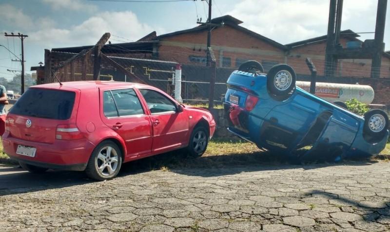 Colisão provoca capotagem após imprudência de motorista