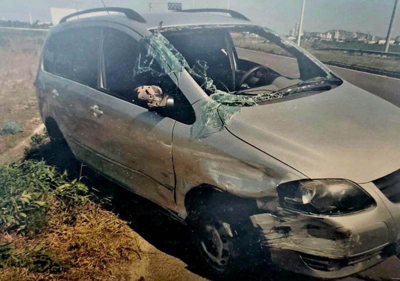 Motorista perde controle da direção e capota carro em Tubarão