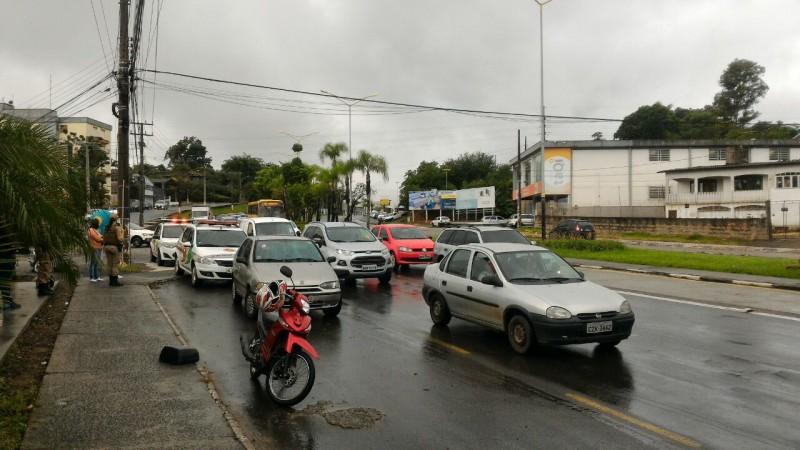 Pedestre é atropelada por motociclista na Avenida Centenário