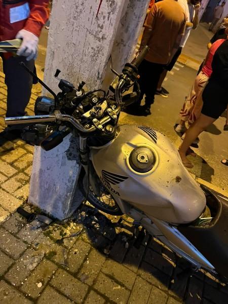 Motociclista de 18 anos morre após colisão contra poste em Treze de Maio 