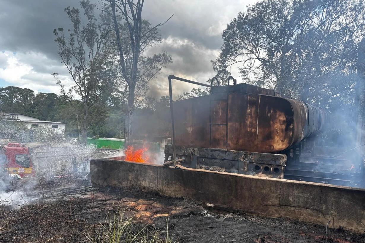 Incêndio destrói tanque de armazenamento de piche em Criciúma