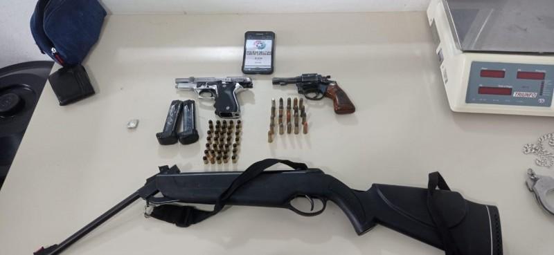 Polícia Militar prende dois e apreende armas de fogo