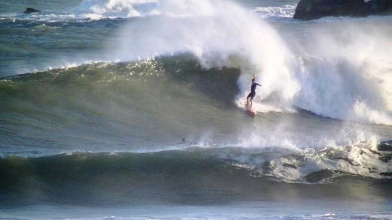 Surfista é resgatado após ficar à deriva em praia