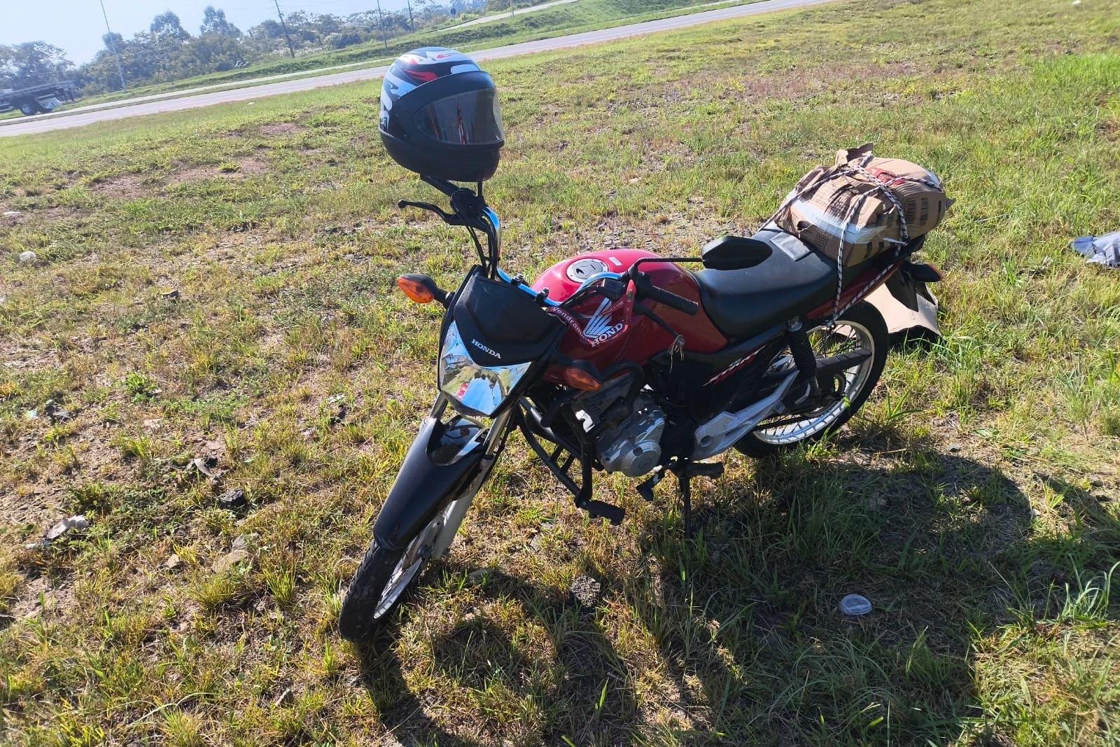 Saída de pista deixa motociclista ferido na BR-101