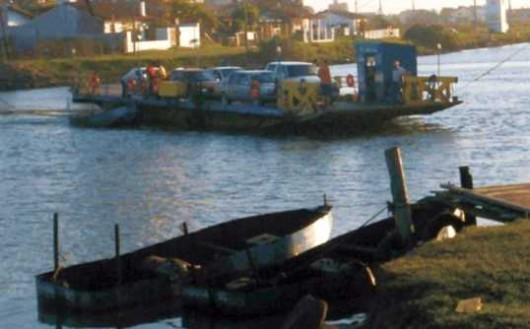Carro cai de balsa e mulher desaparece no Rio Mampituba
