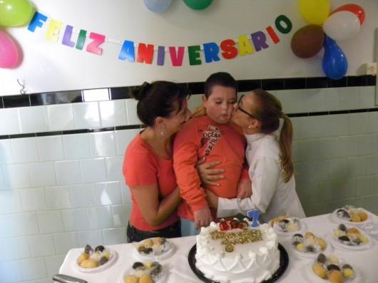 Em tratamento de câncer, menino comemora aniversário de sete anos na oncologia do Hospital São José