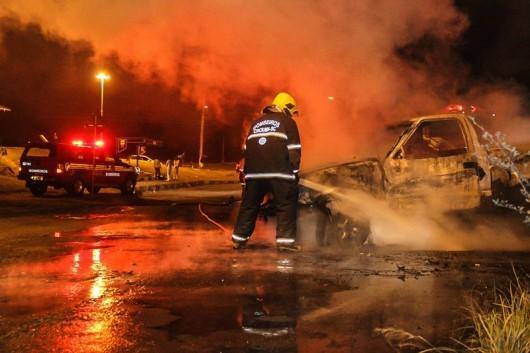PM e Corpo de Bombeiros são acionados para conter chamas em veículo 