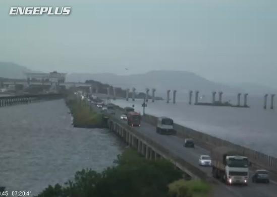 Pedestre de 35 anos é atropelado ao tentar atravessar a BR-101, em Laguna