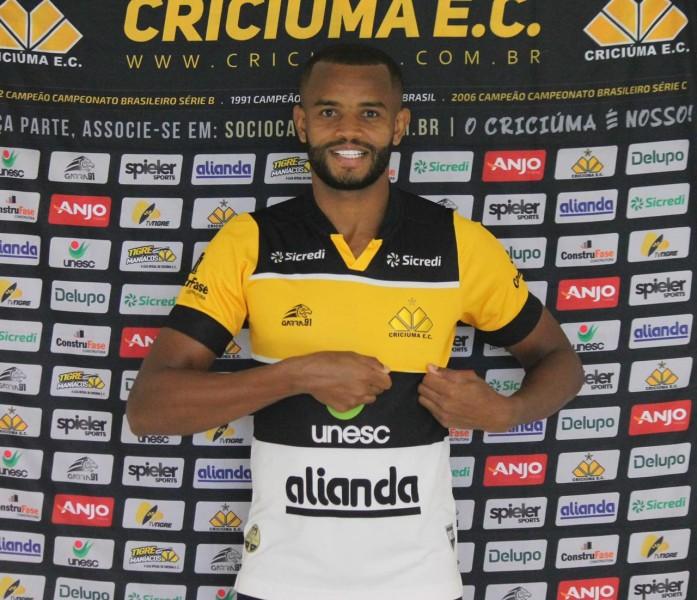 Pedro Rosa é apresentado no Tigre e promete briga pela titularidade na lateral-esquerda