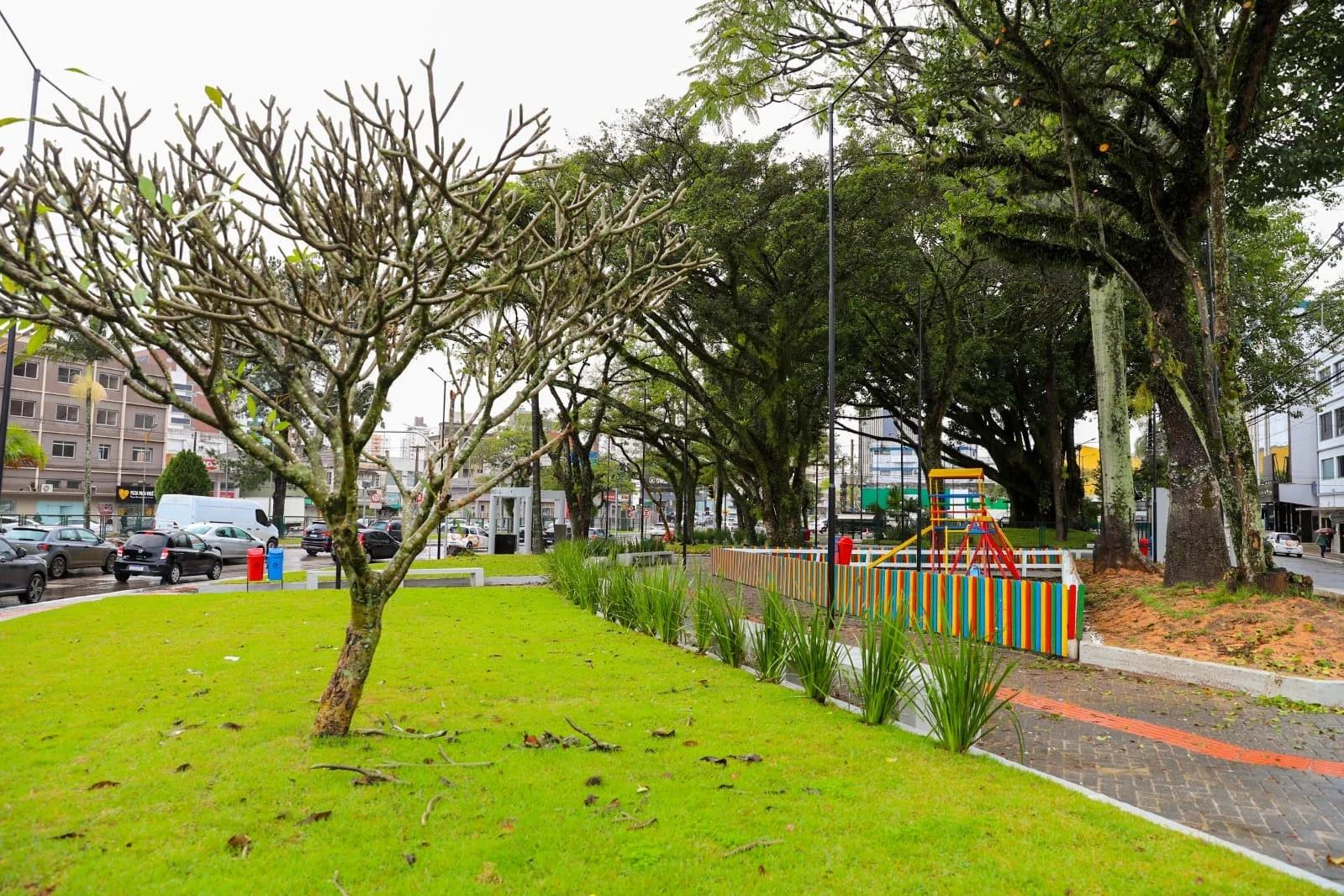 Praça Maria Silva Rodrigues é inaugurada após revitalização em Criciúma
