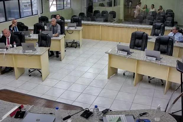 Por falta de quórum, presidente da Câmara de Criciúma encerra sessão