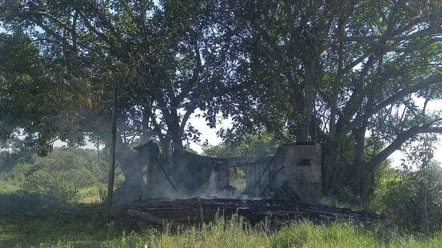 Incêndio destrói residência em Balneário Arroio do Silva