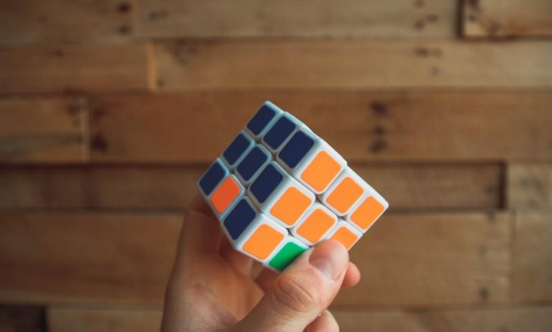Cubo mágico: Tem quem resolve com o pé, tem quem resolve em menos de 10 segundos