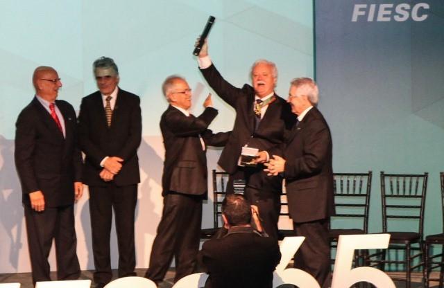  Édio Castanhel recebe Ordem do Mérito Industrial Catarinense