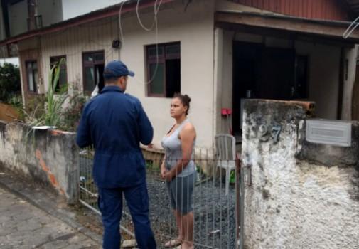 Bombeiros orientam moradores sobre prevenção de incêndios