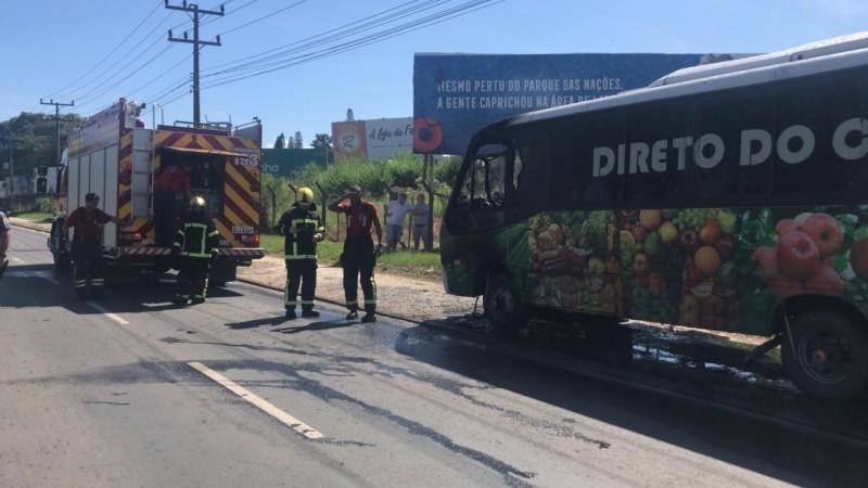 Micro-ônibus é atingido por incêndio na avenida Centenário; trânsito está interrompido na Próspera