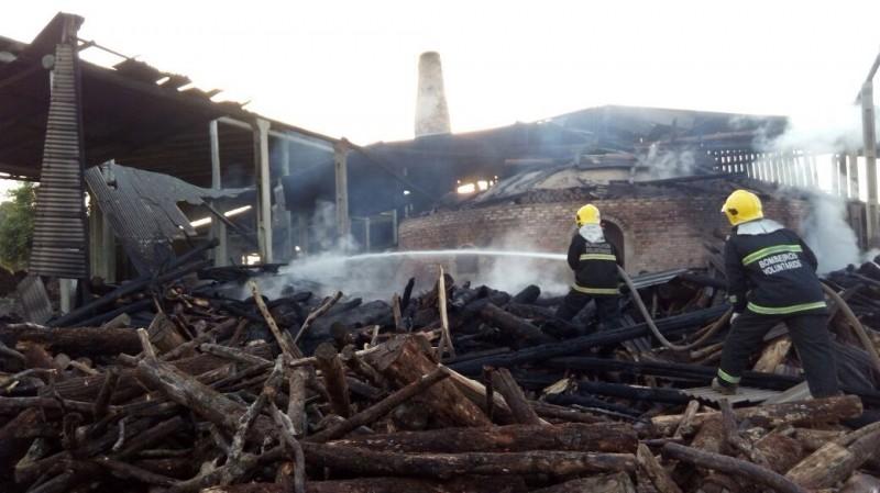 Incêndio de três horas deixa olaria parcialmente destruída 