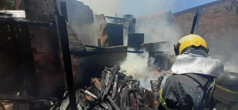 Casa e galpão são atingidos por incêndio em Içara