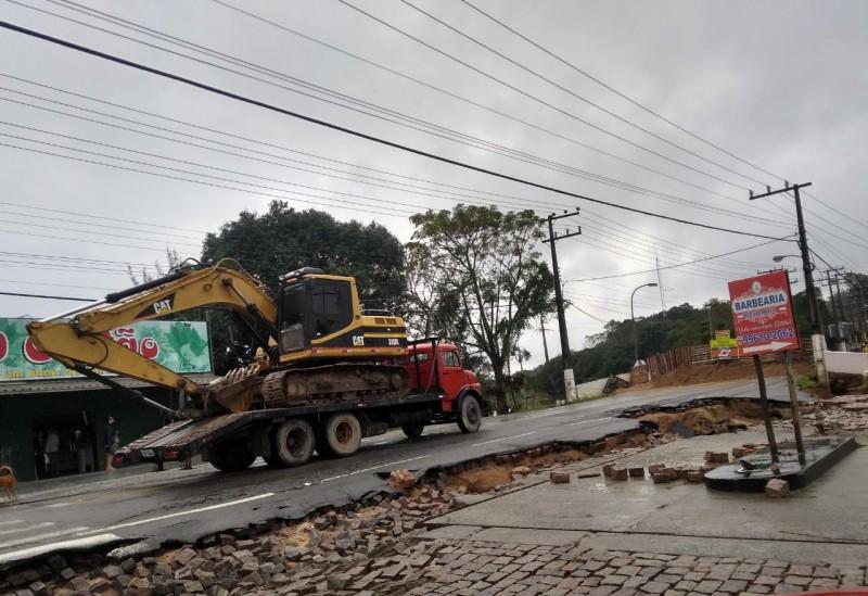 Começam os reparos na principal via de Jaguaruna