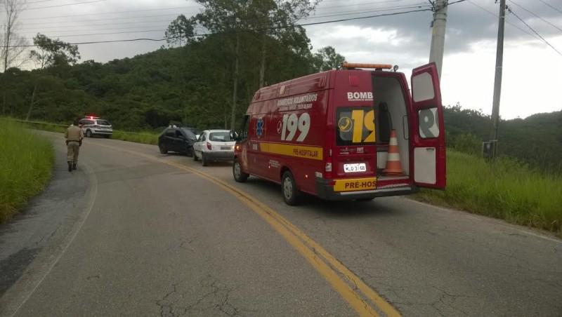 Colisão de carros deixa duas pessoas feridas