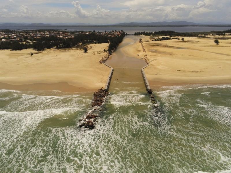 População promete iniciar desassoreamento da Barra do Camacho com pás e carrinhos de mão