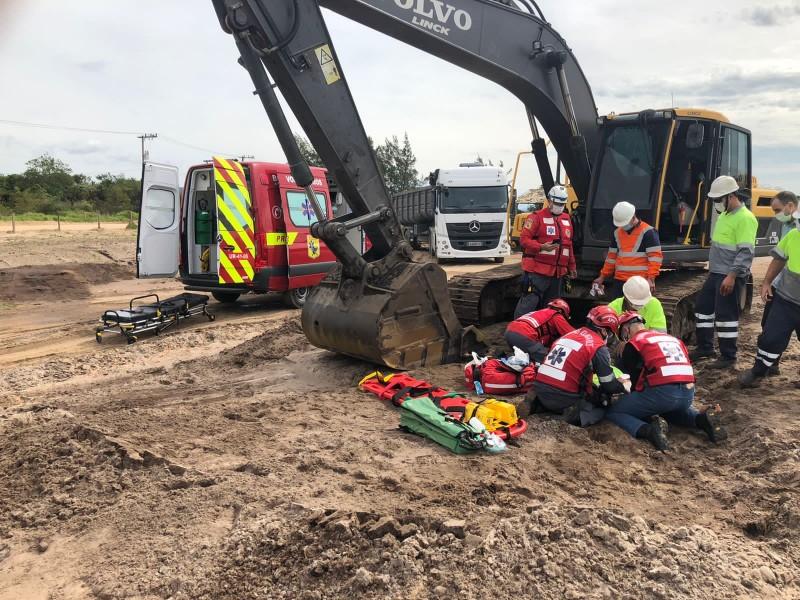 Bombeiros voluntários participam de simulado de acidente de trabalho em Jaguaruna
