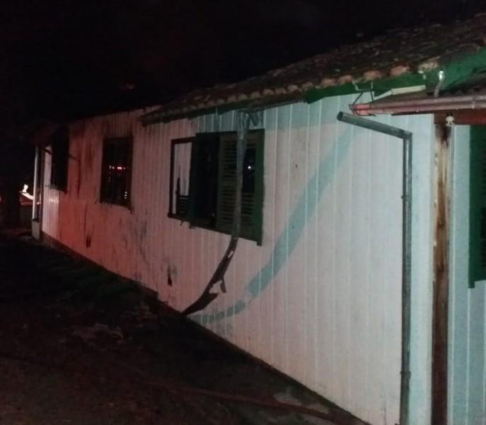 Bombeiros combatem incêndio em residência na cidade de Braço do Norte