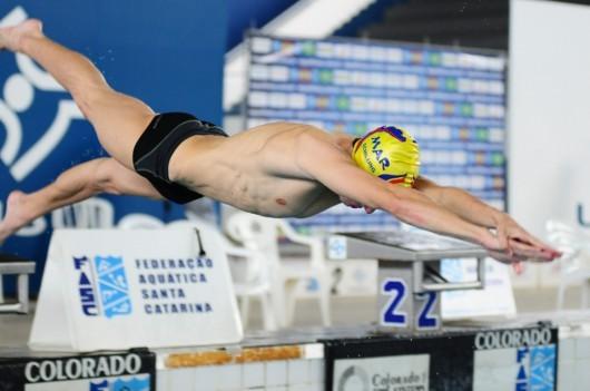 Nadador criciumense conquista quatro medalhas de ouro
