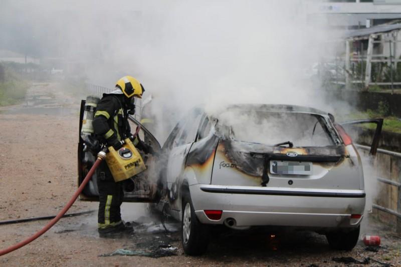 Criciúma: carro pega fogo na avenida Álvaro Catão