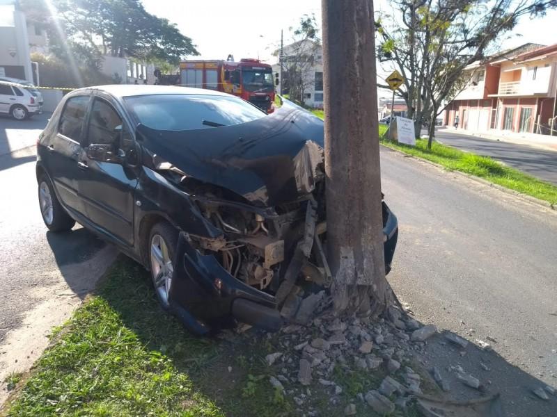 Veículo colide em poste em Tubarão