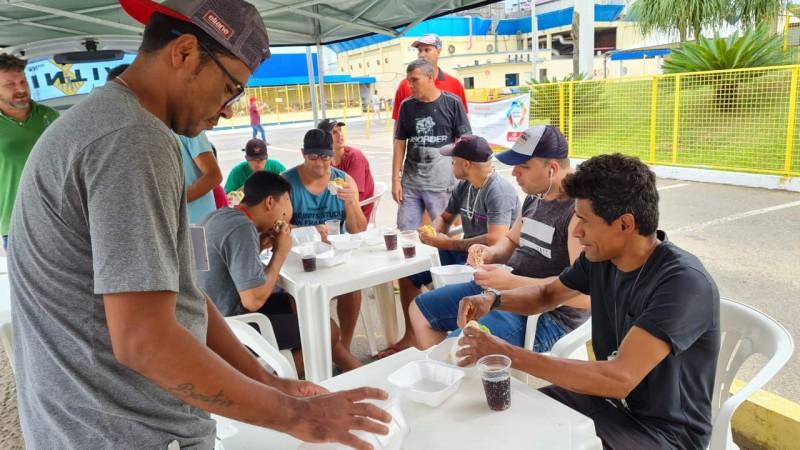 Trabalhadores dizem encontrar larvas em comida e sindicato protesta em frente de empresa