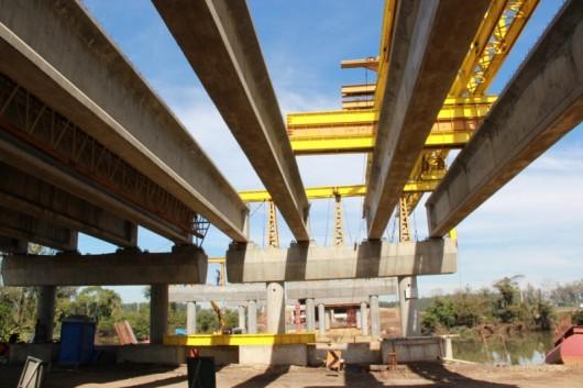 Vigas passam a ser instaladas na ponte sobre o rio Araranguá