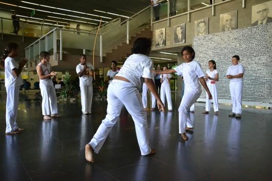 Estudantes apresentam capoeira no Paço Municipal de Criciúma