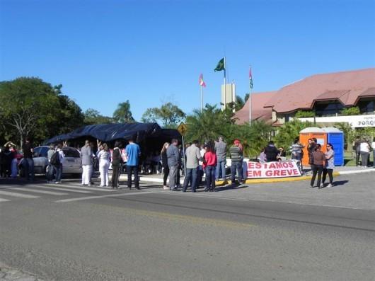 Servidores em greve aguardam nova negociação em Forquilhinha