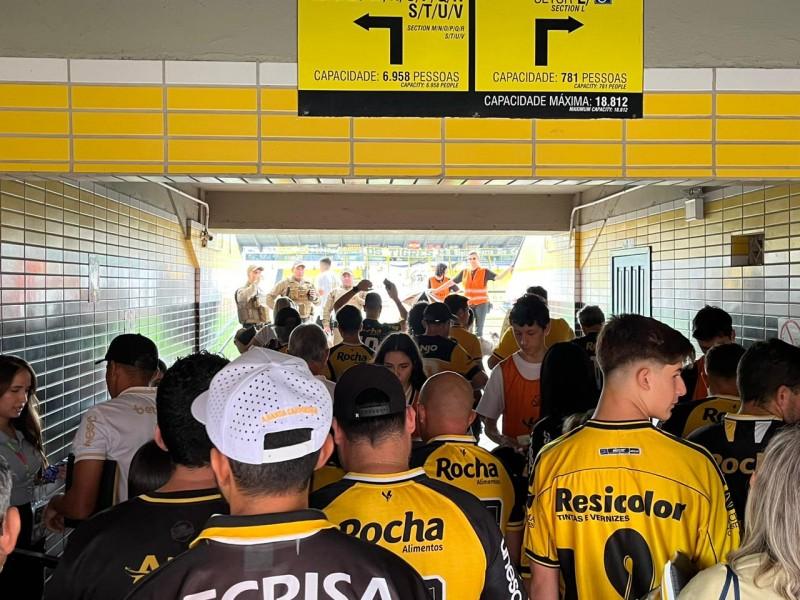 Portões abertos e filas extensas de torcedores no estádio Heriberto Hülse