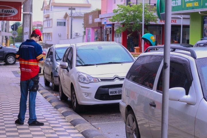 Sistema de estacionamento rotativo inicia de forma instrutiva