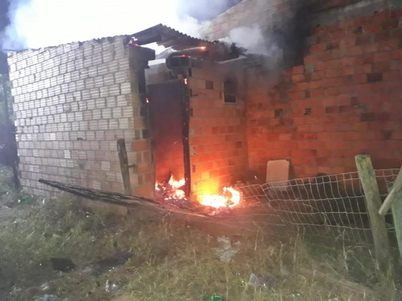 Incêndio atinge residência em Balneário Arroio do Silva