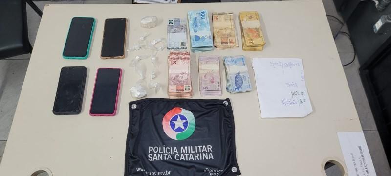 Mulher de 32 anos é presa por tráfico de drogas em Criciúma