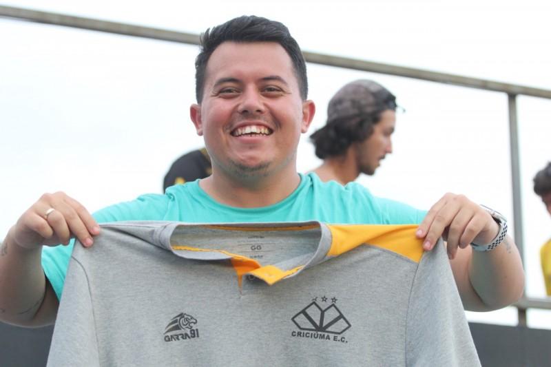 Torcida festeja classificação, recebe carinho do elenco e deixa Nova Iguaçu feliz
