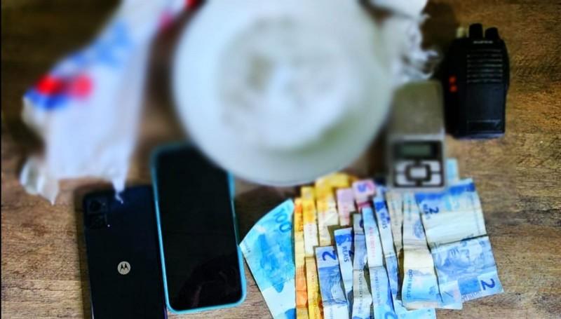 Criciúma: no bairro Rio Maina, polícia recupera celular roubado e apreende itens usados na venda de drogas