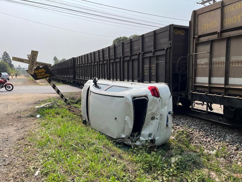 Vídeo: carro capota após colisão contra trem em Criciúma