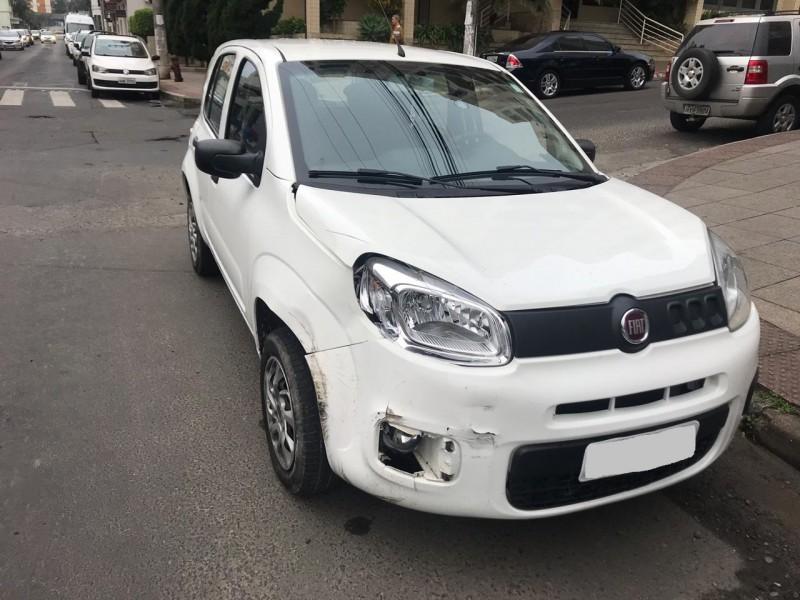 Dois carros colidem em cruzamento no Centro de Criciúma 