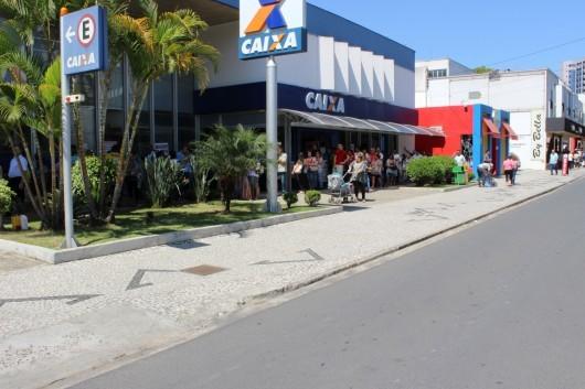 Greve dos bancos: primeiro dia de atendimento registra longas filas
