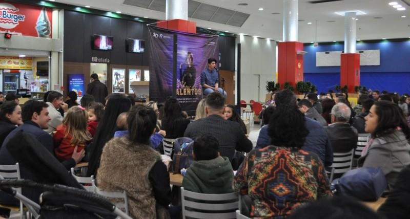 Vozes do Show de Talentos cantam e encantam na primeira seletiva