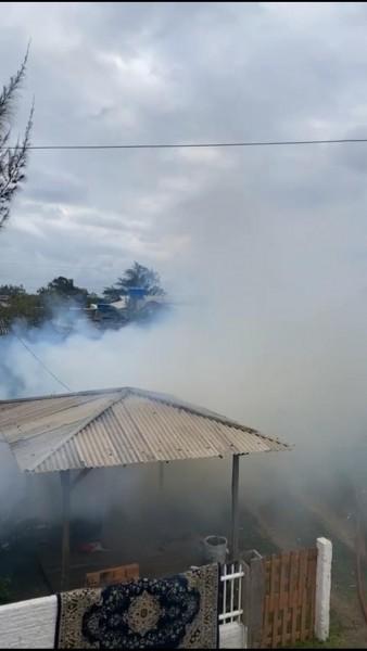 Casa de madeira é consumida por incêndio em Balneário Arroio do Silva